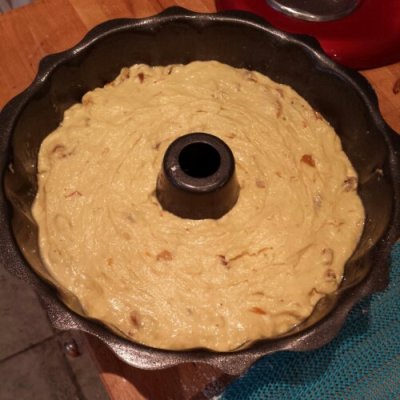 resorting to a budnt tin to encase the Latvian Golden Coffee Cake instead...